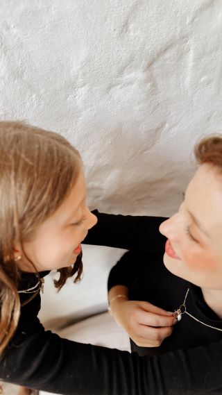 ¿Ya tienes el regalo perfecto para mamá?🌷 Sorpréndela con un detalle especial.
Visítanos en www.luminisaccesorios.com o escríbenos al +57 (301) 281-5371 y recibe asesoría personalizada para encontrar ese accesorio que la hará sonreír🌸